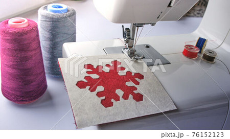 electric sewing machine with thread and bobbin 76152123