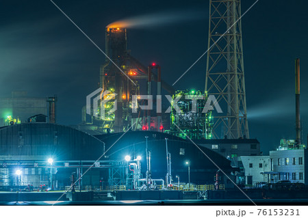北九州工業地帯の美しい工場の夜景 北九州工業地帯の美しい工場の夜景 76153231