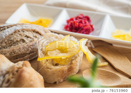 天然酵母の全粒粉のパン 天然酵母の全粒粉のパン 76153960