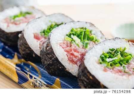 太巻きのネギトロ巻き 太巻きのネギトロ巻き 76154298
