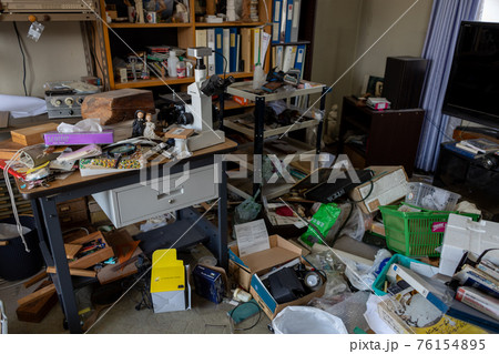 散らかり放題の部屋(ゴミ屋敷) 散らかり放題の部屋(ゴミ屋敷) 76154895
