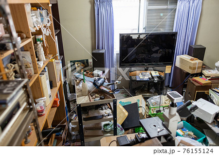 散らかり放題の部屋(ゴミ屋敷) 散らかり放題の部屋(ゴミ屋敷) 76155124