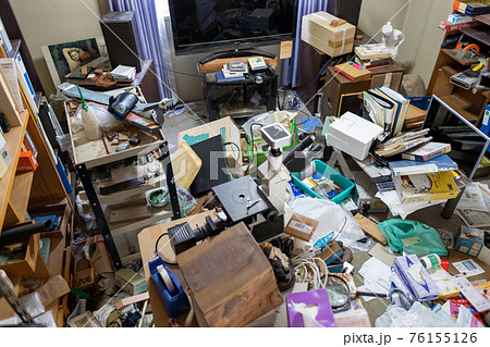 散らかり放題の部屋（ゴミ屋敷） 76155126