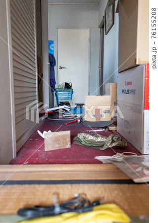 散らかり放題の部屋(ゴミ屋敷) 散らかり放題の部屋(ゴミ屋敷) 76155208