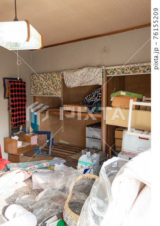 散らかり放題の部屋(ゴミ屋敷) 散らかり放題の部屋(ゴミ屋敷) 76155209