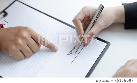 Signing a home purchase contract, sales manager has proposed terms and conditions to customers who sign house purchase agreements with insurance, Agreement to sign the purchase contract concept. Signing a home purchase contract, sales manager has proposed terms and conditions to customers who sign house purchase agreements with insurance, Agreement to sign the purchase contract concept. 76156097