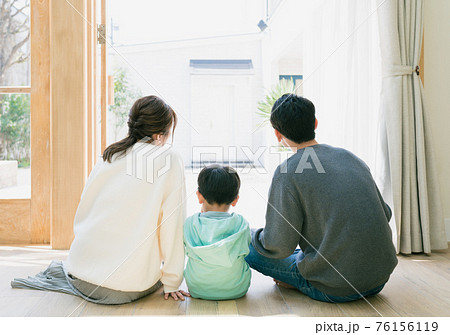 晴れた日にテラスを眺める若い家族(後ろ姿) 晴れた日にテラスを眺める若い家族(後ろ姿) 76156119