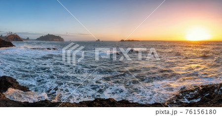 Sunset at a Rocky Beach, Northern California Coast 76156180