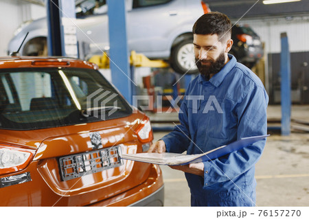 Car mechanic solves questions by phone with documents Car mechanic solves questions by phone with documents 76157270