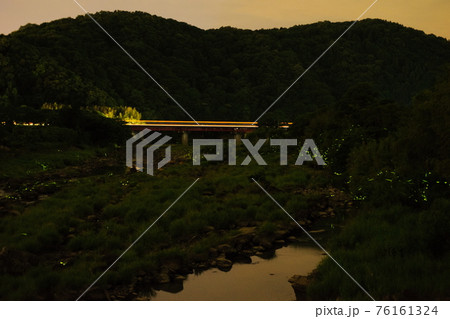 ホタルの飛ぶ風景 76161324