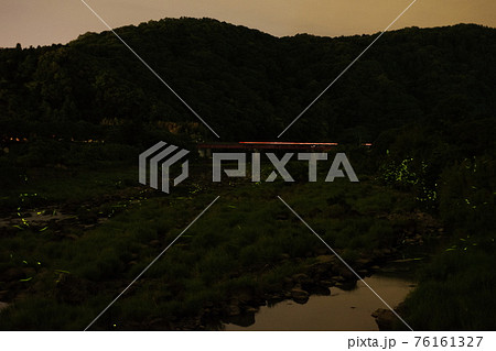 ホタルの飛ぶ風景 76161327