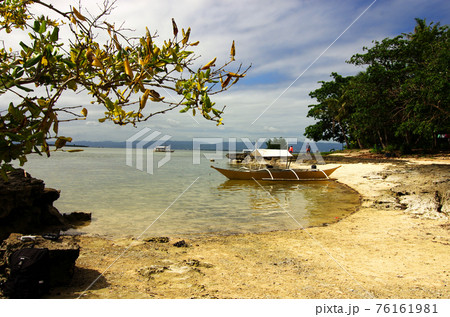 カオハガン島のリゾートビーチの海岸線 76161981