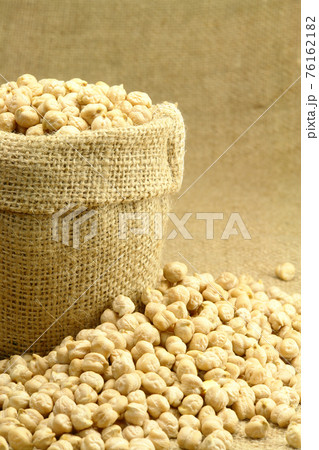 Chickpeas with sackcloth Chickpeas with sackcloth 76162182
