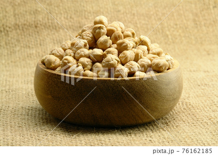 A cup of chickpea on sackcloth 76162185