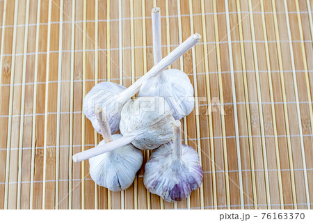 fresh white garlic heap on wooden background vegetable set 76163370