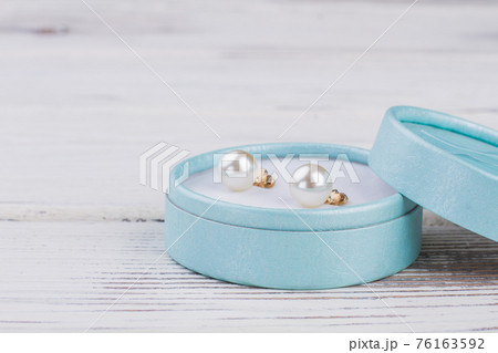 Pearl earrings in gift box. 76163592
