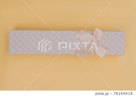 Long beige gift box. Long beige gift box. 76164018