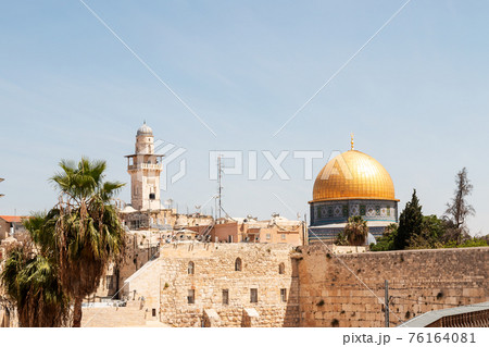 The Wailing Wall and the Dome of the Rock in Jerusalem The Wailing Wall and the Dome of the Rock in Jerusalem 76164081