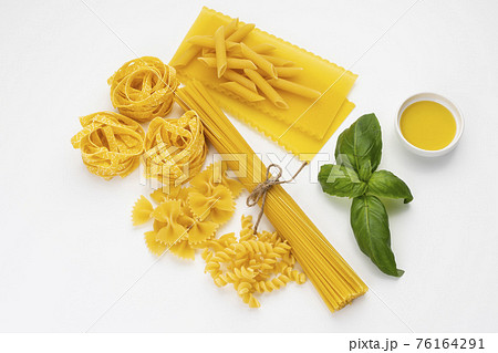 いろんなパスタ 迷う 調理前 イメージ いろんなパスタ 迷う 調理前 イメージ 76164291