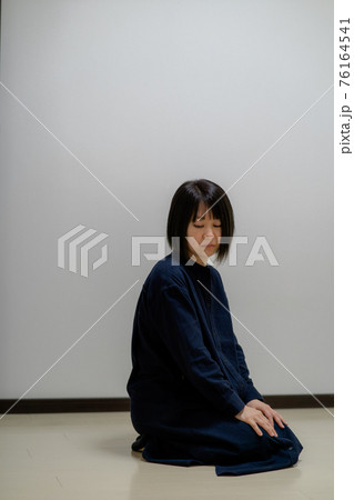 子育てによる疲労・孤独・ストレスを感じる女性 子育てによる疲労・孤独・ストレスを感じる女性 76164541
