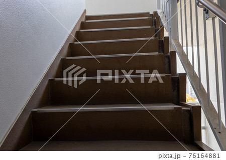 賃貸高層住宅の階段 76164881