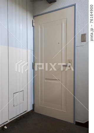 賃貸アパートのドアの写真素材