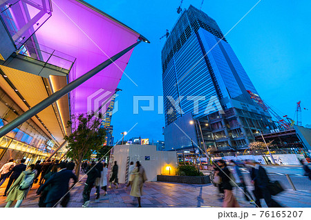 日本の東京都市景観　解除（緊急事態宣言再延長解除）。東京駅八重洲口再開発やビジネスマンら＝4月1日 76165207