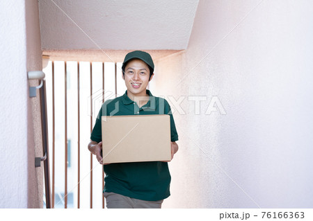 荷物を届ける宅急便の男性 荷物を届ける宅急便の男性 76166363