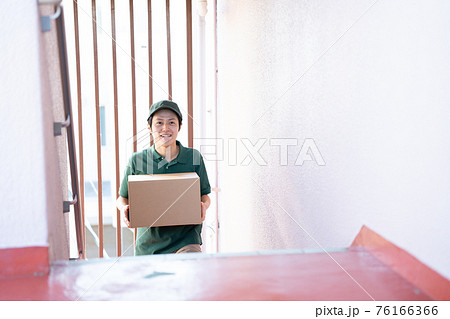 荷物を届ける宅急便の男性  76166366