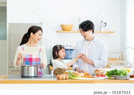キッチンで料理する若い家族 キッチンで料理する若い家族 76167033