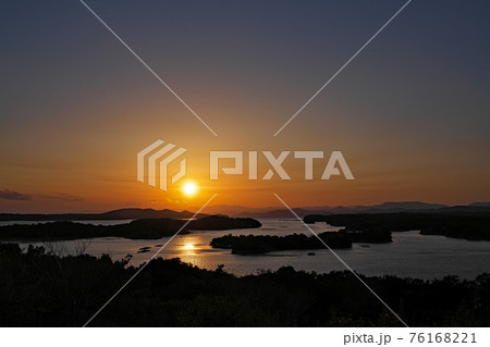 【伊勢志摩 桐垣展望台 (夕刻)】 三重県志摩市大王町ともやま 76168221
