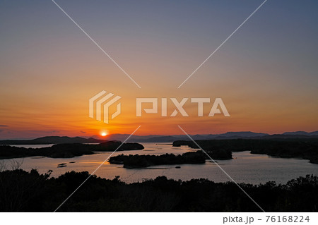 【伊勢志摩 桐垣展望台 (夕刻)】 三重県志摩市大王町ともやま 【伊勢志摩 桐垣展望台 (夕刻)】 三重県志摩市大王町ともやま 76168224