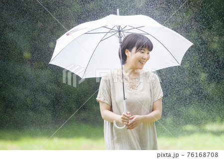 雨の日に傘をさす女性 雨の日に傘をさす女性 76168708