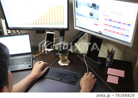 デュアルディスプレイを使って在宅ワークする社会人 76168829