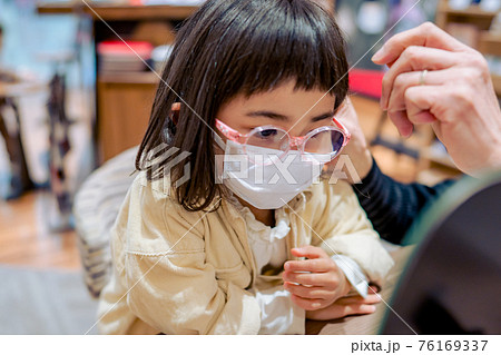 メガネをかけた女の子 メガネデビュー メガネをかけた女の子 メガネデビュー 76169337