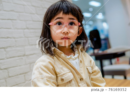 メガネをかけた女の子 メガネデビュー メガネをかけた女の子 メガネデビュー 76169352