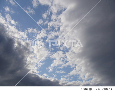 雲の隙間から見える晴れ間 雲の隙間から見える晴れ間 76170673