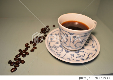 コーヒーカップとコーヒー豆 コーヒーカップとコーヒー豆 76171931
