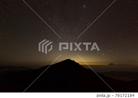 南アルプス荒川中岳より悪沢岳と富士夜景 76172184