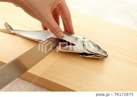 包丁で鯵をさばいている手元 包丁で鯵をさばいている手元 76172675