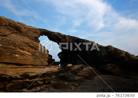 夕暮れ時の城ヶ島 馬ノ背洞門 夕暮れ時の城ヶ島 馬ノ背洞門 76173630