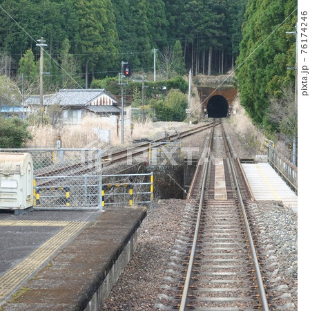 長い荷坂トンネルを抜けたJR紀勢本線「梅ケ谷駅」のプラットホーム 76174246