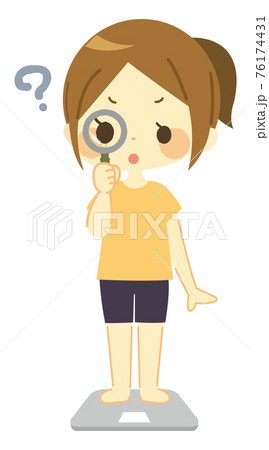虫眼鏡を持って体重計に乗っている女性 76174431