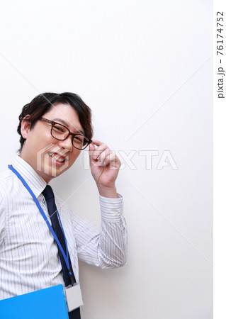 プレゼンテーションを行う会社員の男性 76174752