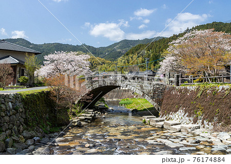 野鳥川に架かる石造秋月の目鏡橋と桜の風景 野鳥川に架かる石造秋月の目鏡橋と桜の風景 76174884