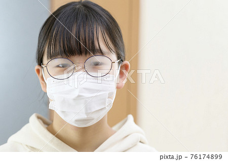 マスクで曇ったメガネ（室内） 76174899