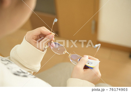 メガネに曇り止めを施しているシーン メガネに曇り止めを施しているシーン 76174903