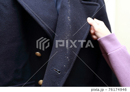 カビが生えたコートを掃除する主婦 カビが生えたコートを掃除する主婦 76174946