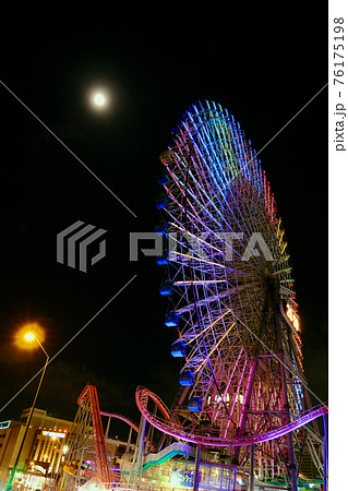 神奈川 みなとみらいの大観覧車 夜景 の写真素材