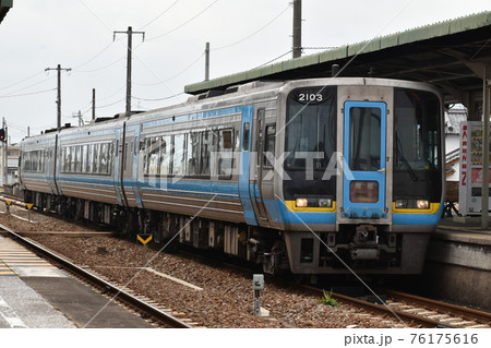 駅に到着する2000系特急南風 76175616